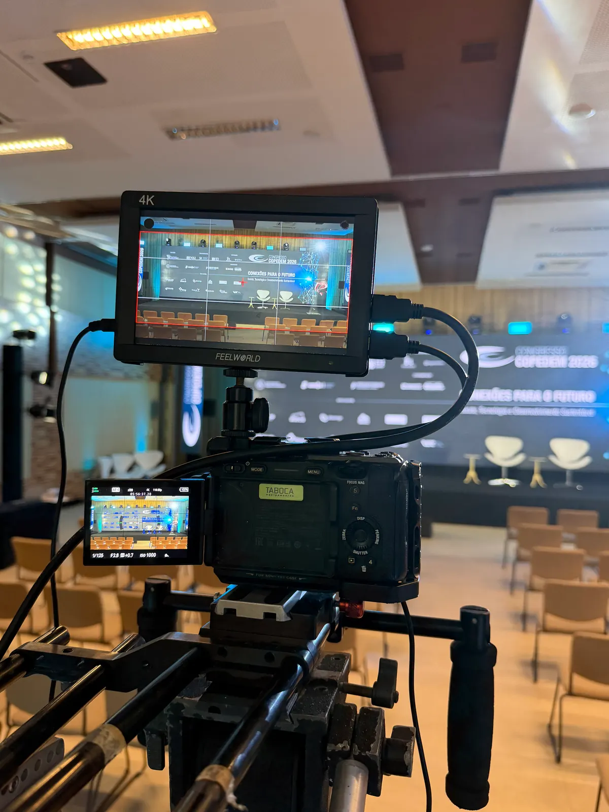 Câmera e monitor enquadrando o palco do Congresso COPEDEM