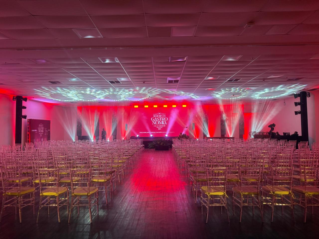 Cerimônia de premiação com iluminação cênica produzida pela Bispo Eventos
