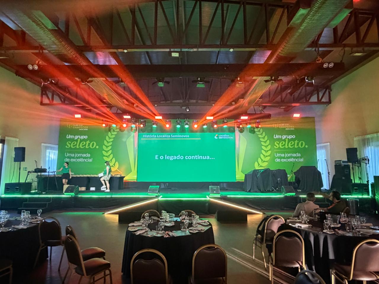Palco completo Localiza Seminovos com painéis LED laterais